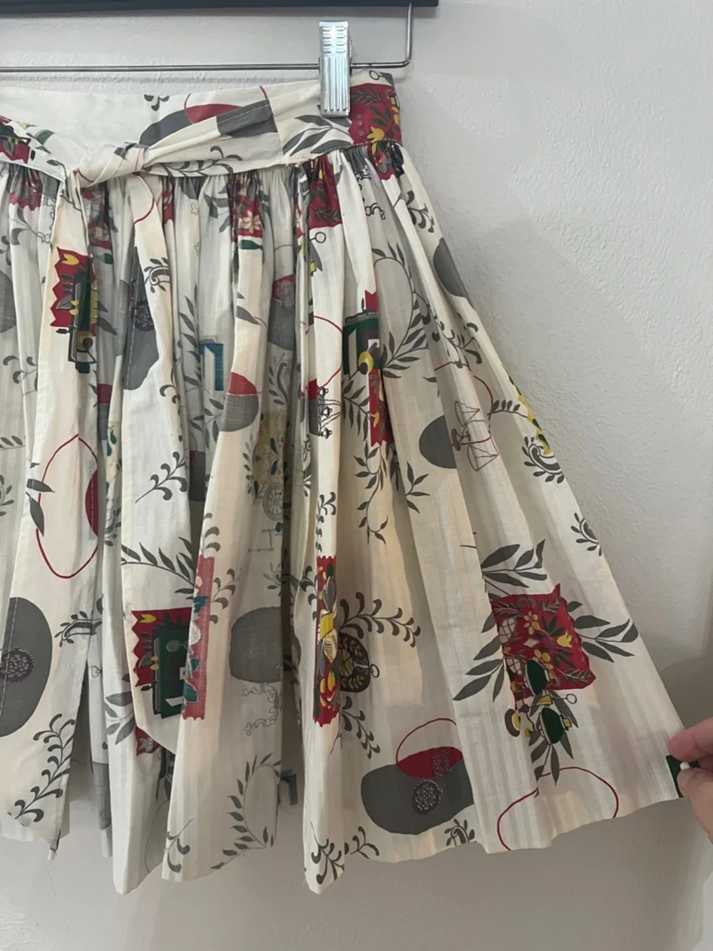 Vintage 50’s handmade full gathered waist apron the pattern is fabulous, decor